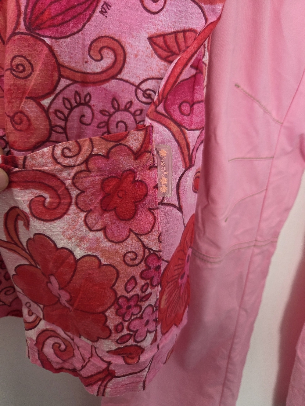 Koi By Kathy Peterson Scrub Set Pink Floral Cargo Pants Medical Nursing M/L - Picture 2 of 15